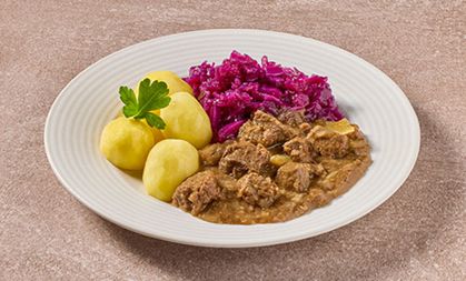 Smaakvolle Hollandse hachee met rode kool en gekookte aardappelen