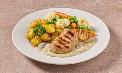 Varkenshaas in champignonsaus met een groentemix en gebakken aardappelen