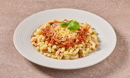Italiaanse macaroni in tomatensaus met ham en kaas