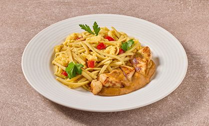 Bami goreng speciaal met malse stukjes kip in satésaus