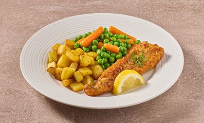 Lekkerbekje met een mix van worteltjes en doperwten en gekruide aardappelblokjes