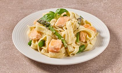 Romige tagliatelle met zalmstukjes en groene aspergepuntjes