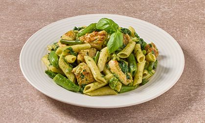 Italiaanse penne in pestosaus met kip en groene groenten