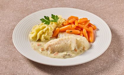 Kabeljauwfilet in romige vissaus met worteltjes en aardappelpuree