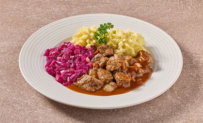 Jachtschotel met rode kool en appeltjes en aardappelpuree (kleine maaltijd)