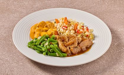 Indonesische rijsttafel met babi ketjap en sambalboontjes (kleine maaltijd)