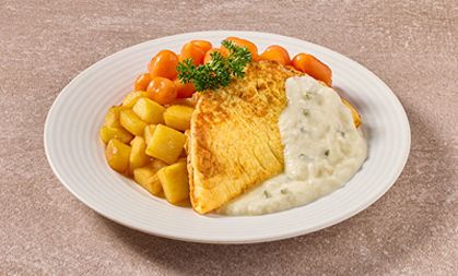 Omelet in kaassaus met worteltjes en gebakken aardappelen