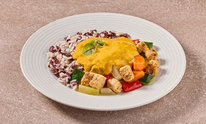 Groenteschotel met quorn, pompoensaus en wilde rijstmix