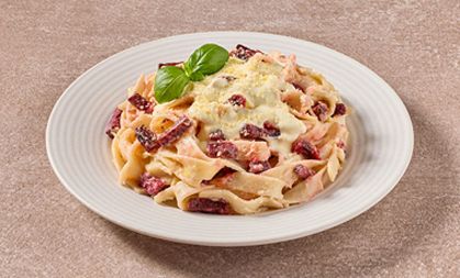 Tagliatelle carbonara met spekjes van rode biet