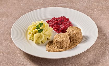 Rundvlees met rode bietjes en aardappelpuree (gemalen)
