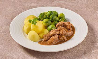 Kruidig rundstoofpotje met spruiten en gekookte aardappelen (zoutarm)