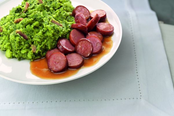 Hollandse boerenkoolstamppot met spekjes en gesneden rookworst in jus (kleine maaltijd)
