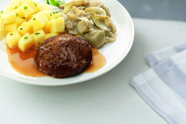 Huisgemaakte gehaktbal in jus met witlof en gekookte aardappelen (kleine maaltijd)