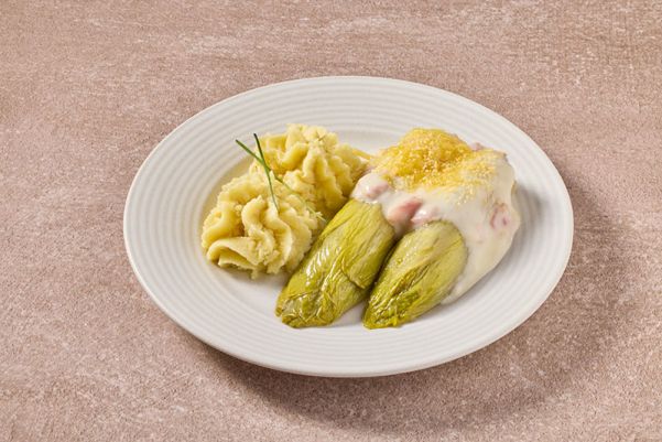 Witlofschotel met ham en kaassaus en aardappelpuree