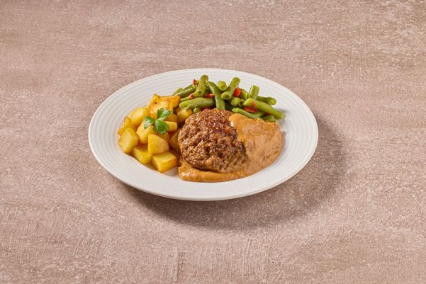 Gehaktbal met satésaus, sperzieboontjes en gebakken aardappelen