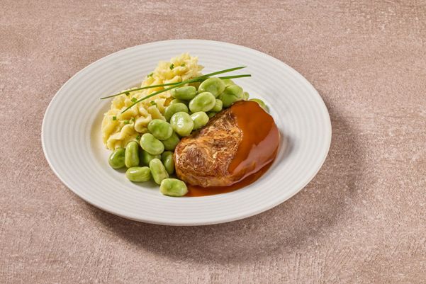 Hamlapje met tuinboontjes en aardappelpuree met bieslook