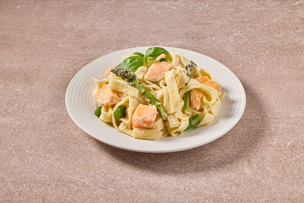 Romige tagliatelle met zalmstukjes en groene aspergepuntjes