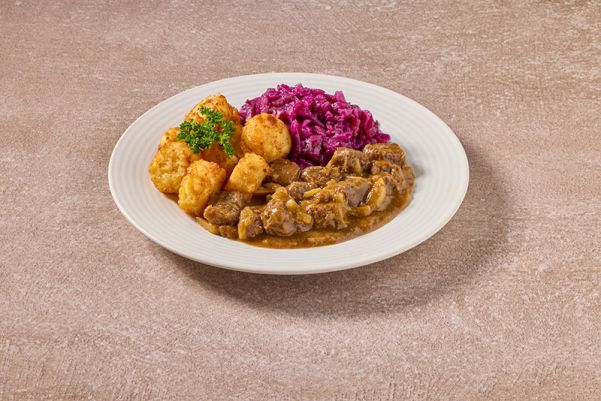 Draadjesvlees in een verfijnde biersaus met rode kool en rösti's