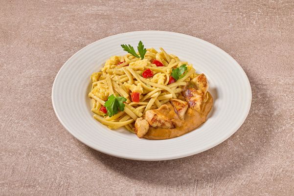 Bami goreng speciaal met malse stukjes kip in satésaus (kleine maaltijd)