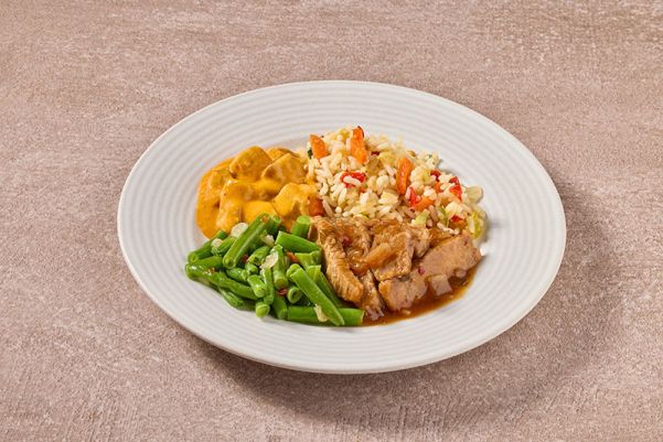 Indonesische rijsttafel met babi ketjap en sambalboontjes (kleine maaltijd)