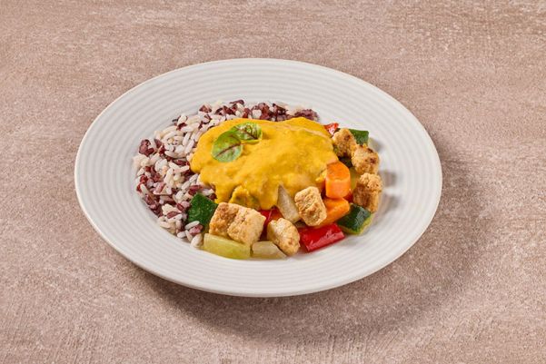 Groenteschotel met quorn, pompoensaus en wilde rijstmix