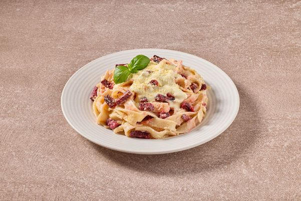 Tagliatelle carbonara met spekjes van rode biet