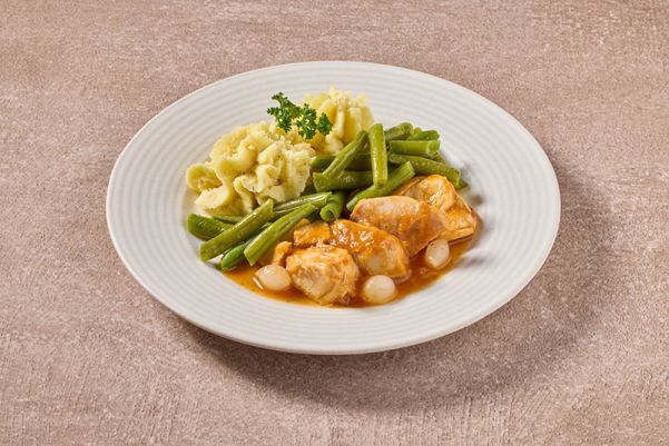 Kip naar oma's recept met sperziebonen, tomatenblokjes en aardappelpuree